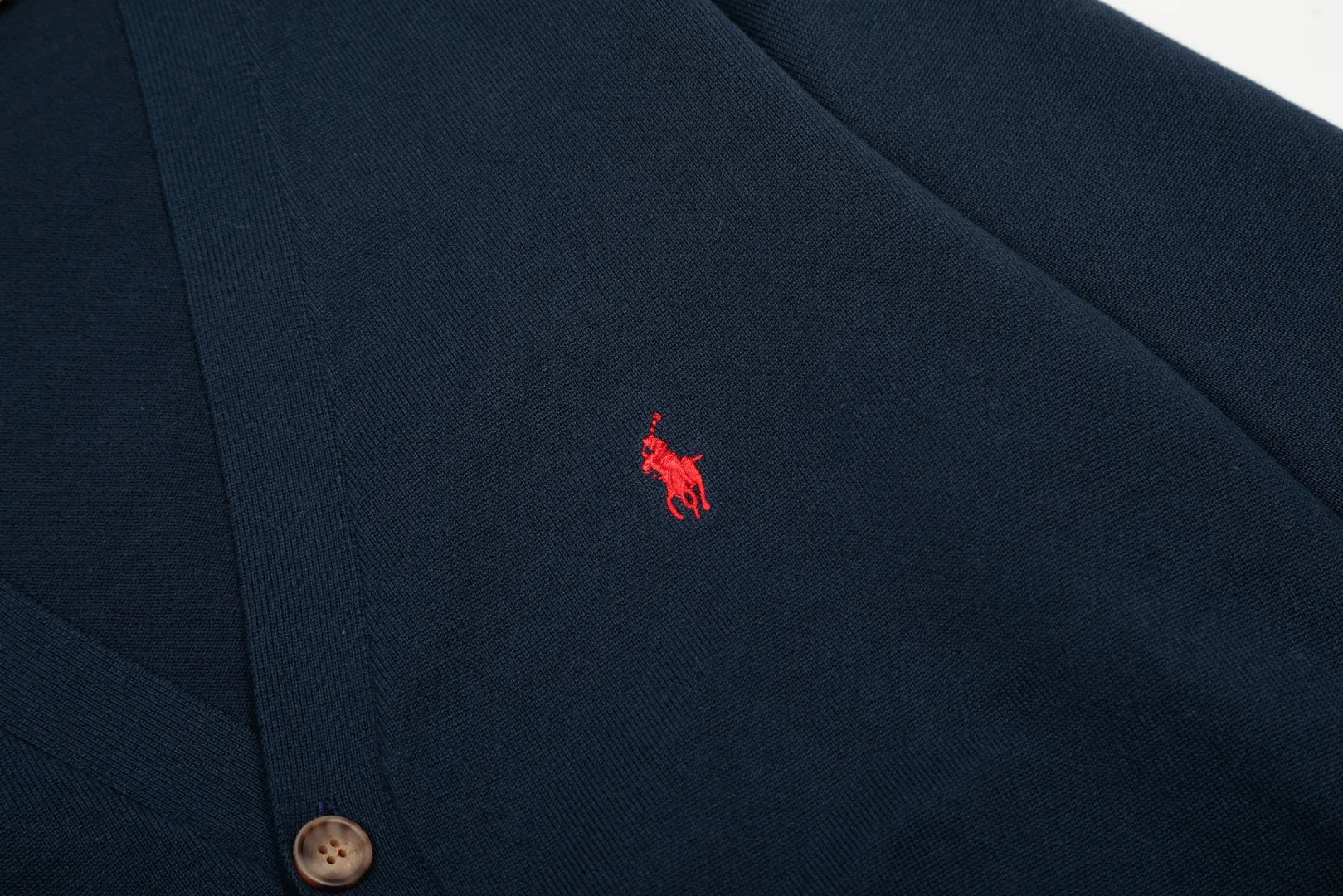 P250 Top quality" Style number: DS813# (not off the shelves all year round) [Ralph Lauren V-neck solid color pony embroidered logo jersey basic cardigan] ✅Ralph Lauren Ralph Lauren classic basic versatile knitted cardigan jacket for men and women couples ✅Main supplier platform live broadcast Wholesale entity Replenish when out of stock Not off the shelf ✅ZP quality 1:1 version Scan the code to enter the GF website Counter quality ✅Detailed quality is the only one in Guangzhou Imported quality cotton yarn, focusing on high-end, cost-effective, good quality needless to say. ✅Restore the original version. The maximum size can be worn up to 180 pounds. Loose, comfortable and stress-free. ✅The upper body is simple and easy to match. A must-have item for ootd. Good-looking clothes are never picky. A must-have for couples of the same style. Size: S-XL. Color: black, off-white, gray, navy.